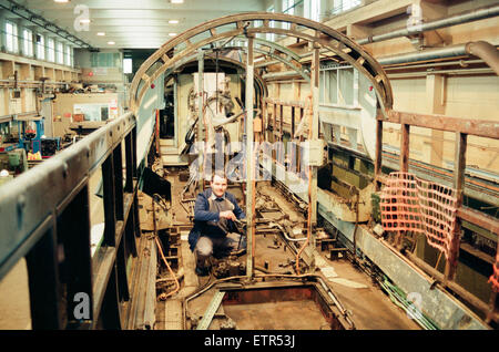 ICI, la préservation de la 4e janvier 1994. Terry Bye dans la zone où la puissance Deltic unit sont logés. Le napier Deltic, système moteur Diesel à deux temps. Banque D'Images