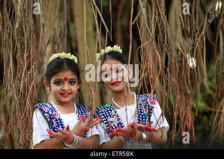 Dhaka, Bangladesh. 15 Juin, 2015. Un groupe d'enfants de danse de la scène pendant la saison des pluies Festival à Dhaka le 15 juin 2015. Un festival culturel accueillant le premier jour de la saison des pluies s'est tenue à l'Institut des beaux-Arts Institute à l'Université de Dhaka dans le cadre d'un geste de bienvenue en inaugurant la mousson annuelle. Zakir Hossain Chowdhury Crédit : zakir/Alamy Live News Banque D'Images