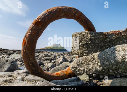 La tête de vis sans fin sur la péninsule de Gower, au Pays de Galles voir par l'anneau rouillé d'une ancre du navire naufragé Banque D'Images