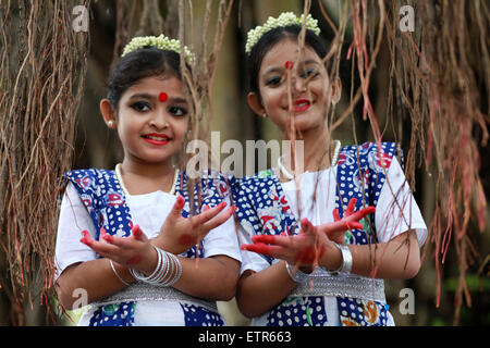 Dhaka, Bangladesh. 15 Juin, 2015. Un groupe d'enfants de danse de la scène pendant la saison des pluies Festival à Dhaka le 15 juin 2015. Un festival culturel accueillant le premier jour de la saison des pluies s'est tenue à l'Institut des beaux-Arts Institute à l'Université de Dhaka dans le cadre d'un geste de bienvenue en inaugurant la mousson annuelle. Zakir Hossain Chowdhury Crédit : zakir/Alamy Live News Banque D'Images