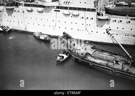 Le sous-marin britannique Sidon a coulé dans le port de Portland après une explosion. Elle était amarrée le long du HMS Maidstone à l'époque. 16 juin 1955. Banque D'Images