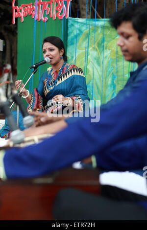 Dhaka, Bangladesh. 15 Juin, 2015. Singer performing chanson pendant l'ouverture de la saison des pluies Festival à Dhaka le 15 juin 2015. Un festival culturel accueillant le premier jour de la saison des pluies s'est tenue à l'Institut des beaux-Arts Institute à l'Université de Dhaka dans le cadre d'un geste de bienvenue en inaugurant la mousson annuelle. Zakir Hossain Chowdhury Crédit : zakir/Alamy Live News Banque D'Images