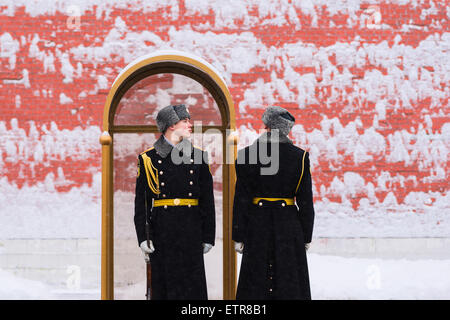 La cérémonie du changement de la garde d'honneur par la Tombe du Soldat inconnu et la lumière éternelle dans l'hiver Banque D'Images