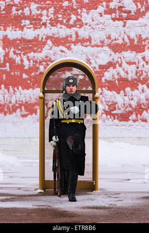 La cérémonie du changement de la garde d'honneur par la Tombe du Soldat inconnu et la lumière éternelle dans l'hiver Banque D'Images