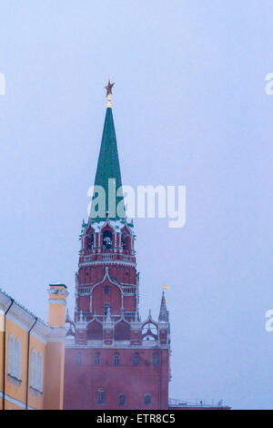 Troitskaya (Trinity) Tour du Kremlin de Moscou en pleine tempête Banque D'Images