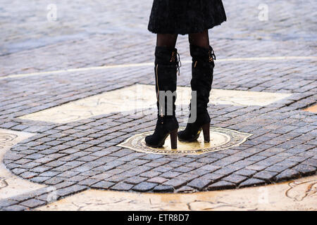 Le mile zéro marque par la Place Rouge de Moscou. Les jambes des femmes sur la marque Banque D'Images