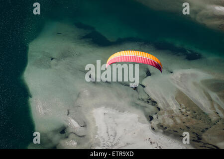 Parapente, vol, parachute, formes naturelles, plaisir, vacances, Lac Majeur, lac de montagne, port, baignade, Locarno, Banque D'Images