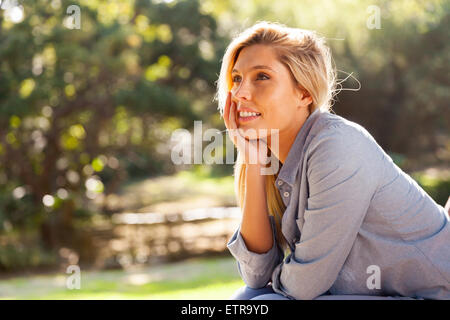 Young woman sitting outdoors Banque D'Images