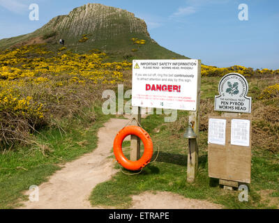 Panneau d'avertissement au début de la tête du ver le long sentier sur la péninsule de Gower, au Pays de Galles Banque D'Images