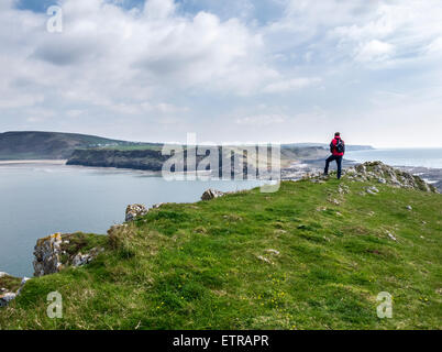 Homme solitaire à plus de Rhossili Bay, Gower, le Pays de Galles contre Worm's Head Banque D'Images