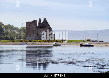 Vue sur le Loch Ranza Harbour à ruines de château en village de Lochranza Isle of Arran North Ayrshire Strathclyde en Écosse UK GO Banque D'Images