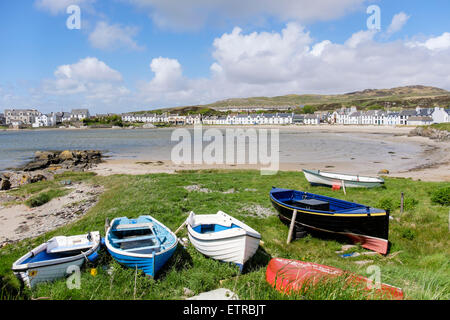 Par port avec bateaux maisons donnant sur Leodamais à voir dans la baie de Port Ellen village Islay Isle of Islay Hébrides intérieures Western Isles Scotland UK Banque D'Images