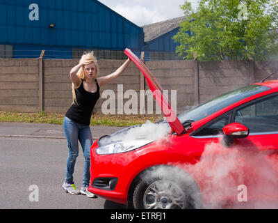 Jeune femme chauffeur avec voiture ventilation incendie Banque D'Images