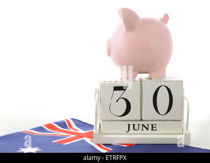 Fin de l'année financière Concept épargne avec tirelire et bois calendrier et Drapeau australien sur table en bois blanc. Banque D'Images