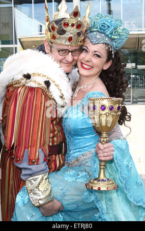 Milton Keynes, Royaume-Uni. 15 Juin, 2015. Photocall Cast Spamalot Théâtre Milton Keynes à l'extérieur comme ils début de semaine de spectacles. Stars de la production, Joe Pasquale (Le Roi Arthur), son fils, Joe Tracini (Patsy) et Sarah Earnshaw comme la "Dame du Lac" le 15 juin 2015 Crédit : KEITH MAYHEW/Alamy Live News Banque D'Images