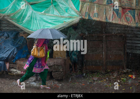 Dhaka, Bangladesh. 15 Juin, 2015. Une femme marche sur route au cours de fortes pluies dans la région de Dhaka zakir Hossain Chowdhury Crédit : zakir/Alamy Live News Banque D'Images