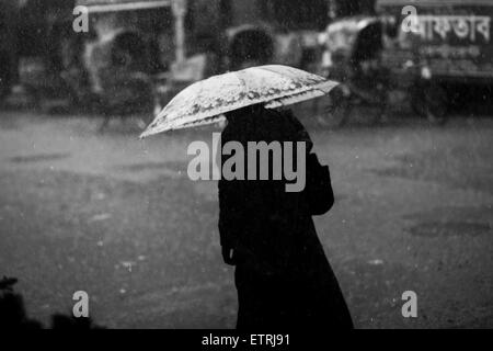 Dhaka, Bangladesh. 15 Juin, 2015. Une femme marche sur route au cours de fortes pluies dans la région de Dhaka zakir Hossain Chowdhury Crédit : zakir/Alamy Live News Banque D'Images