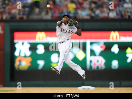 JUN 12, 2015 : les Rangers du Texas le deuxième but Hanser Alberto # 68 fait un jet équilibré pour se débarrasser des Twins du Minnesota droit fielder Torii Hunter # 48 en sixième manche lors d'un match entre la MLB Twins du Minnesota et les Texas Rangers à Globe Life Park à Arlington, TX Texas a battu Minnesota 6-2 Banque D'Images