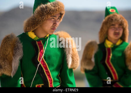 Région d'Irkoutsk, Russie. 14th juin 2015. Un participant portant des vêtements nationaux Yakut participe à l'événement traditionnel de Buryat, le festival ethnoculturel international des Jeux d'Erdyn (Erdyn Naadan) dans la région d'Irkoutsk près du lac Baikal, en Russie Banque D'Images