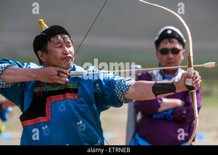 Région d'Irkoutsk, en Russie. 14 Juin, 2015. Le festival international de groupes ethno-culturels (Jeux Erdyn Erdyn Naadan) dans la région d'Irkoutsk, le lac Baïkal, près de la Russie Crédit : Nikolay Vinokourov/Alamy Live News Banque D'Images