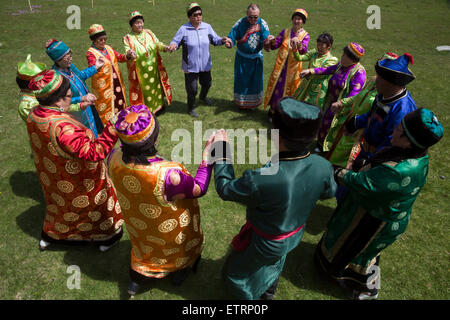 Région d'Irkoutsk, en Russie. 14 Juin, 2015. Le festival international de groupes ethno-culturels (Jeux Erdyn Erdyn Naadan) dans la région d'Irkoutsk, le lac Baïkal, près de la Russie Crédit : Nikolay Vinokourov/Alamy Live News Banque D'Images