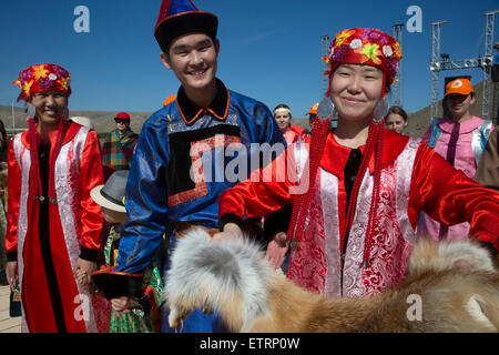 Région d'Irkoutsk, en Russie. 14 Juin, 2015. Le festival international de groupes ethno-culturels (Jeux Erdyn Erdyn Naadan) dans la région d'Irkoutsk, le lac Baïkal, près de la Russie Crédit : Nikolay Vinokourov/Alamy Live News Banque D'Images