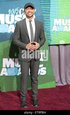 Juin 10, 2015 - Nashville, Tennessee, USA - Chanteur COLE SWINDELL arrive sur le tapis rouge à la CMT Music Awards qui a eu lieu à l'Arène Bridgestone. Copyright 2015 Jason Moore. (Crédit Image : © Jason Moore/Zuma sur le fil) Banque D'Images
