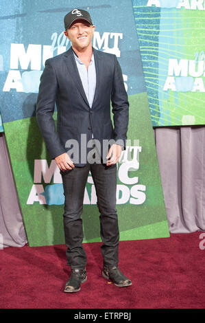 Juin 10, 2015 - Nashville, Tennessee, USA - Chanteur COLE SWINDELL arrive sur le tapis rouge à la CMT Music Awards qui a eu lieu à l'Arène Bridgestone. Copyright 2015 Jason Moore. (Crédit Image : © Jason Moore/Zuma sur le fil) Banque D'Images