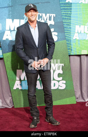Juin 10, 2015 - Nashville, Tennessee, USA - Chanteur COLE SWINDELL arrive sur le tapis rouge à la CMT Music Awards qui a eu lieu à l'Arène Bridgestone. Copyright 2015 Jason Moore. (Crédit Image : © Jason Moore/Zuma sur le fil) Banque D'Images