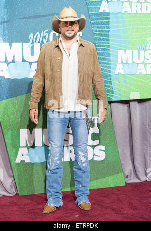 Juin 10, 2015 - Nashville, Tennessee, USA - Musicien JASON ALDEAN arrive sur le tapis rouge à la CMT Music Awards qui a eu lieu à l'Arène Bridgestone. Copyright 2015 Jason Moore. (Crédit Image : © Jason Moore/Zuma sur le fil) Banque D'Images