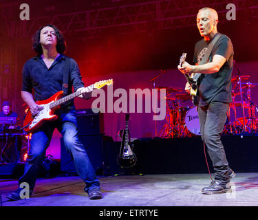 12 juin 2015 - Manchester, New York, États-Unis - ROLAND ORZABAL (L) et Curt Smith de Tears for Fears en concert sur la scène du Festival de Musique et Arts Bonnaroo Manchester, New Hampshire (crédit Image : © Daniel DeSlover/Zuma sur le fil) Banque D'Images