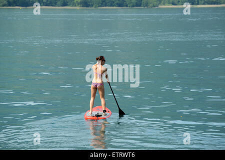 Woman in bikini Stand Up Paddle Surf paddle ou debout sur le lac d'Annecy en France Banque D'Images