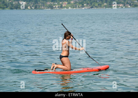 Woman in bikini Stand Up Paddle Surf paddle ou debout sur le lac d'Annecy en France Banque D'Images