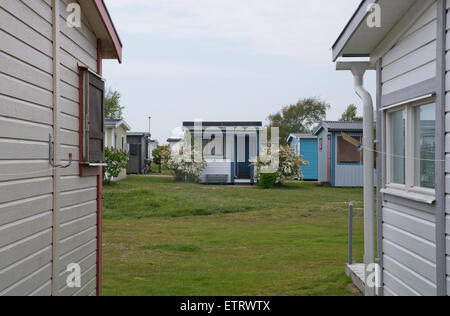 Seaside beach huts dans Skrea Strand le 6 juin 2015 à Falkenberg, Suède. Banque D'Images