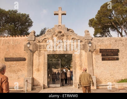 Entrée du monastère Cura avec des gens, croix et inscription le 9 février 2013 à Randa, Mallorca, Espagne. Banque D'Images