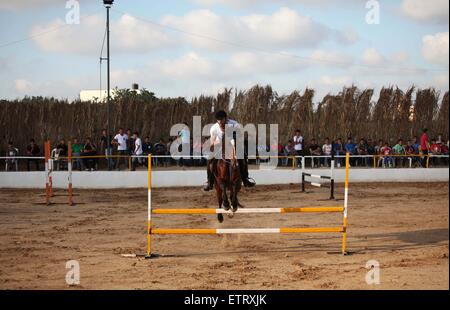 12 juin 2015 - La ville de Gaza, bande de Gaza, territoire palestinien - un Palestinien rider efface un saut avec son cheval lors d'un concours de sauts dans la ville de Gaza le 12 juin 2015. Le concours organisé par l'Equestrian Club Gaza par 35 participants de l'assiégé rider enclave côtière (crédit Image : © Ashraf Amra/APA Images/Zuma sur le fil) Banque D'Images