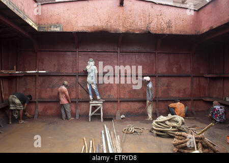 12 juin 2015 - Dhaka, Bangladesh - DHAKA, BANGLADESH - 12 juin : ouvriers de chantier naval près de la rivière Buriganga à Dhaka le 12 juin 2015..Il y a plus de 35 chantiers navals en vieux Dhakas Keraniganj domaine dans la berge de la rivière, Burigonga où de petits navires, lance et paquebots sont construits et réparés autour de l'horloge.Environ 15 000 personnes travaillent dans des conditions extrêmement dangereuses gagner des savoirs traditionnels. 400 BDT (1 USD  = 78 BDT) qu'ils n'obtiennent pas l'équipement de sécurité de la station d'propriétaires et les accidents sont fréquents.La plupart des chantiers privés, utiliser la plaque moteur, machines et composants de l'ancien navire marchand recueillir Banque D'Images