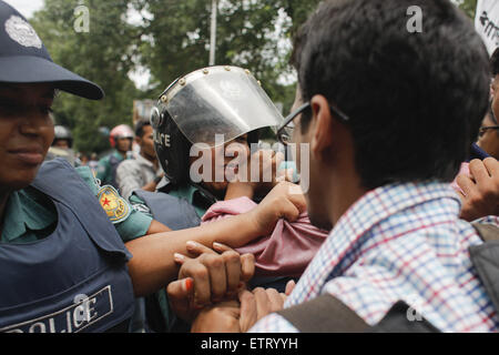 Dhaka, Bangladesh. 15 Juin, 2015. Les militants du Bangladesh essayer de casser la police barricade pendant sur leur façon de placer un mémorandum au premier ministre pour exiger l'arrestation et la punition pour ceux qui a agressé sexuellement plusieurs femmes pendant les célébrations du Nouvel An au Bengali Dhaka University area, Dhaka, Bangladesh, le 15 juin 2015. Credit : Suvra Kanti Das/ZUMA/ZUMAPRESS.com/Alamy fil Live News Banque D'Images