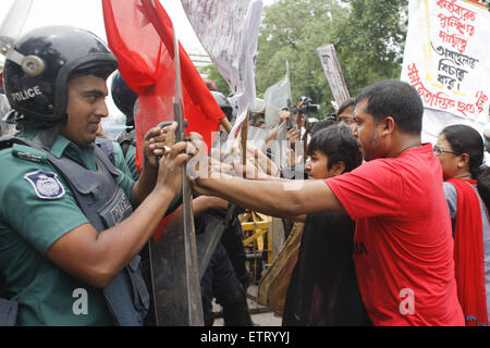 Dhaka, Bangladesh. 15 Juin, 2015. Les militants du Bangladesh essayer de casser la police barricade pendant sur leur façon de placer un mémorandum au premier ministre pour exiger l'arrestation et la punition pour ceux qui a agressé sexuellement plusieurs femmes pendant les célébrations du Nouvel An au Bengali Dhaka University area, Dhaka, Bangladesh, le 15 juin 2015. Credit : Suvra Kanti Das/ZUMA/ZUMAPRESS.com/Alamy fil Live News Banque D'Images