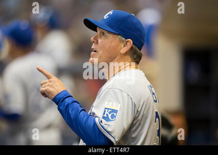 Milwaukee, Wisconsin, États-Unis. 15 Juin, 2015. Kansas City Royals manager Ned Yost # 3 pointe vers le toit, car il s'ouvre au cours de la partie de baseball de ligue majeure entre les Brewers de Milwaukee et les Royals de Kansas City à Miller Park de Milwaukee, WI. John Fisher/CSM/Alamy Live News Banque D'Images