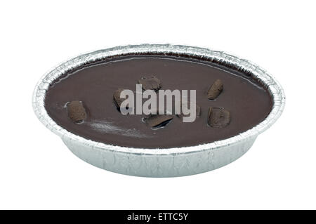 Gâteau au chocolat en aluminium boîte ovale isolé sur fond blanc Banque D'Images