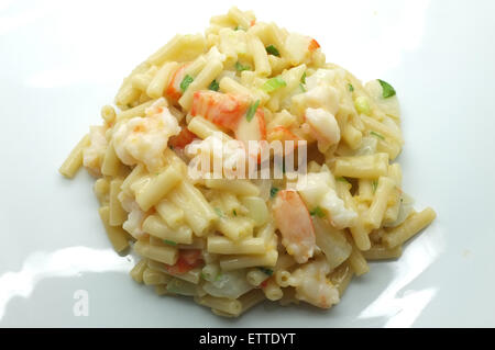 Macaroni, des pâtes avec du fromage blanc, de la crevette, du crabe stick et l'oignon Banque D'Images