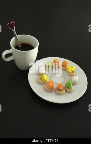 Café chaud et biscuits traditionnels thaïlandais sur fond de bois Banque D'Images