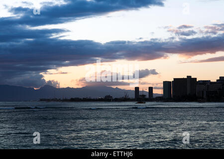 Honolulu, Hawaii. 12 Juin, 2015. Soir nuages sur l'océan et les bâtiments à Waikiki, Oahu, Hawaii. Banque D'Images