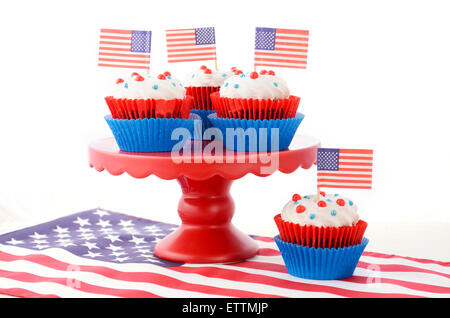 Heureux Quatrième de juillet Cupcakes sur red stand avec USA Les drapeaux sur la table en bois blanc isolé minable. Banque D'Images