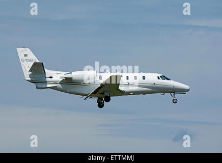 Le Cessna Citation XLS 560 G-OMEA en approche sur l'aéroport d'Inverness en Écosse. 9887 SCO. Banque D'Images