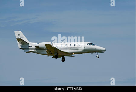 Le Cessna Citation XLS 560 G-OMEA en approche sur l'aéroport d'Inverness en Écosse. 9888 SCO. Banque D'Images