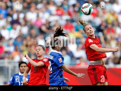 (150615) -- Winnipeg, 15 juin 2015(Xinhua) -- Melanie Leupolz(1R) de l'Allemagne à la tête de la balle pendant le match du groupe B entre l'Allemagne et la Thaïlande au stade de Winnipeg à Winnipeg, Canada le 15 juin 2015. L'Allemagne a gagné 4-0. (Xinhua/Wang Lili) Banque D'Images