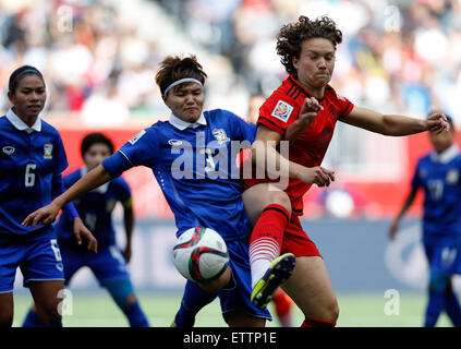 Winnipeg, Canada. 15 Juin, 2015. Josephine Henning (R) de l'Allemagne le dispute à Chinwong Natthakarn de la Thaïlande au cours de leur match du groupe B au 2015 FIFA Coupe du Monde féminine à Winnipeg, Canada, le 15 juin 2015. L'Allemagne a gagné 4-0. Credit : Wang Lili/Xinhua/Alamy Live News Banque D'Images