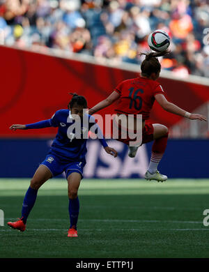 Winnipeg, Canada. 15 Juin, 2015. Melanie Leupolz (R) de l'Allemagne rivalise avec Silawan Intamee de la Thaïlande au cours de leur match du groupe B au 2015 FIFA Coupe du Monde féminine à Winnipeg, Canada, le 15 juin 2015. L'Allemagne a gagné 4-0. Credit : Wang Lili/Xinhua/Alamy Live News Banque D'Images